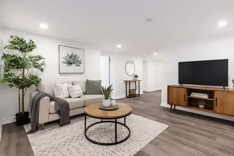 Fresh & Renovated 2 Bedroom For Rent in Great Hamilton Area | 106 Eastbourne Avenue, Hamilton | 2836566
