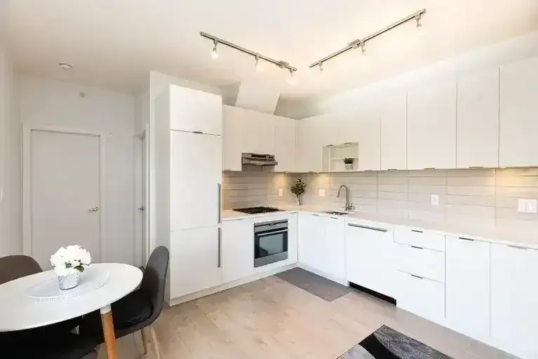 Modern 1-Bedroom Condo Near Gateway SkyTrain | 13678 Grosvenor Road, Surrey | 2839040