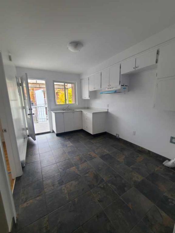 Upper Triplex Apt | 2840034