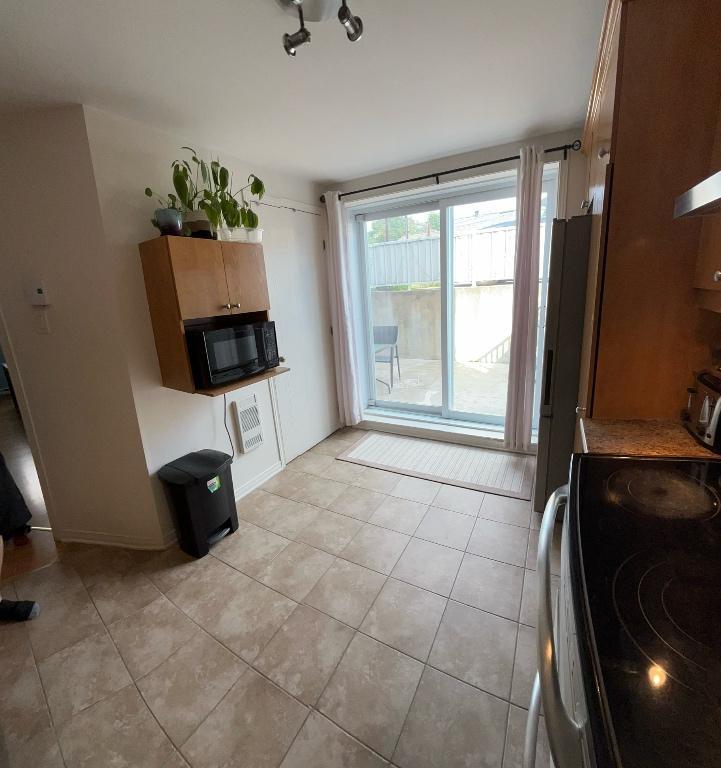 ***NOUVEAU pour 1er JUILLET 2025 *** 4 1/2 Repentigny, très grand, super propre, thermopompe A/C, cabanon, terrasse, 2 stationnements. | 2840976