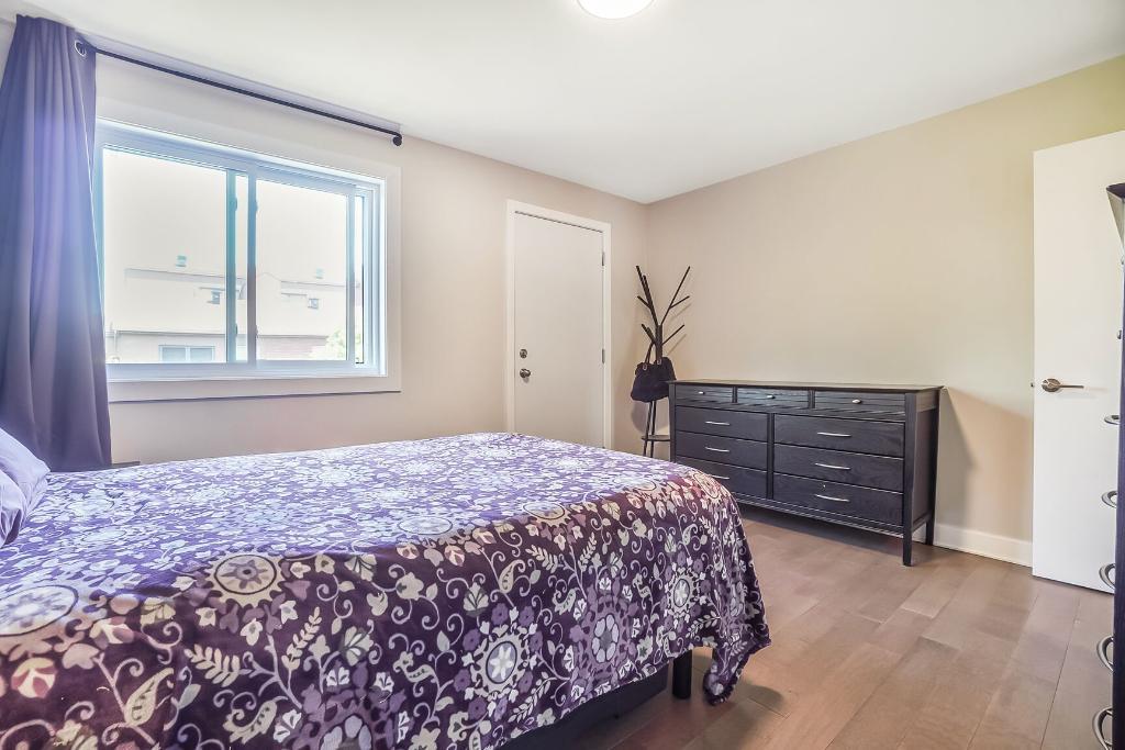 Varennes, grand 3 1/2 coté jardin, stationnement, plancher bois | 2842746
