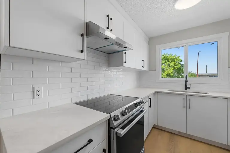 Modern 3-Bedroom unit, 4 Plex in Central Location – Fully Renovated! | Calgary | 2846251