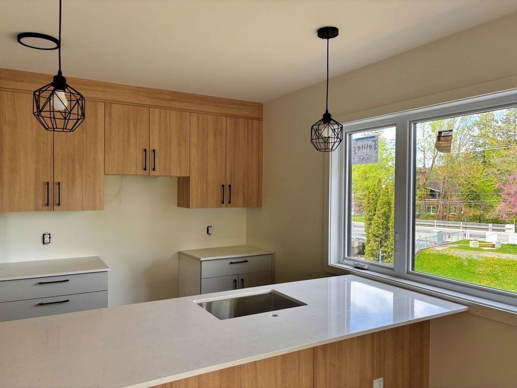 Immeuble - 14 Rue Allen Est, Waterloo 5 Et Demi Neuf - Waterloo | 2846816