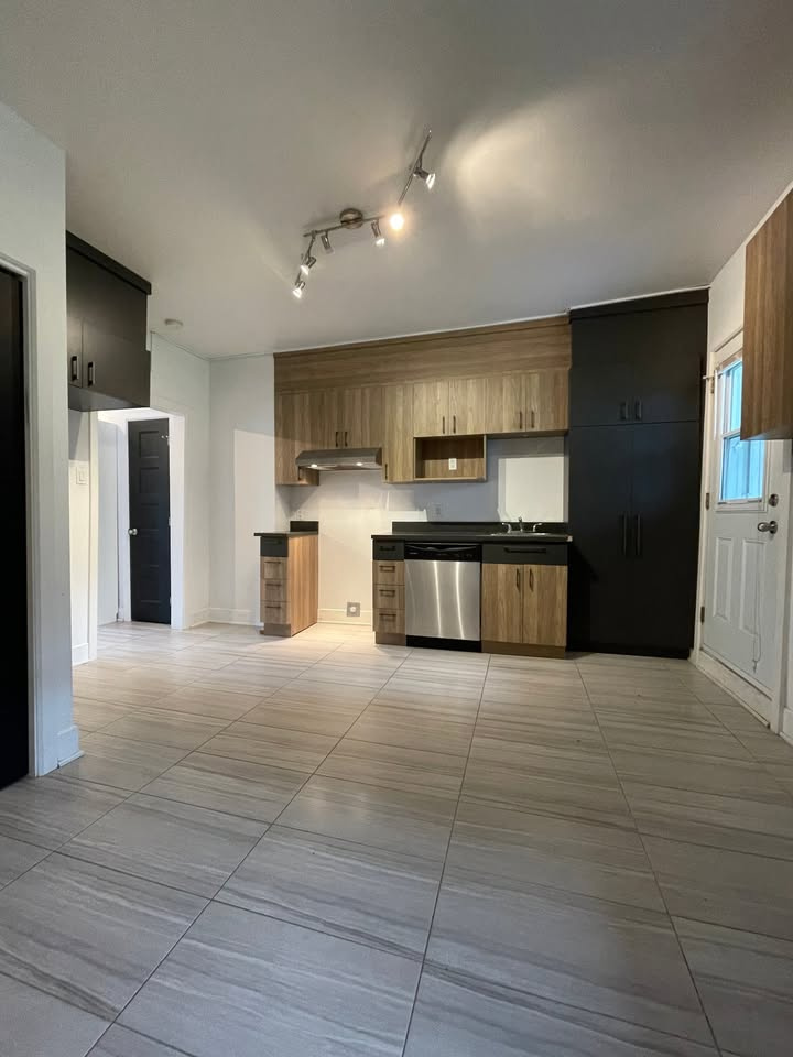 Ville-Marie - 4 1/2 Avec Parking + Cour | 2847149