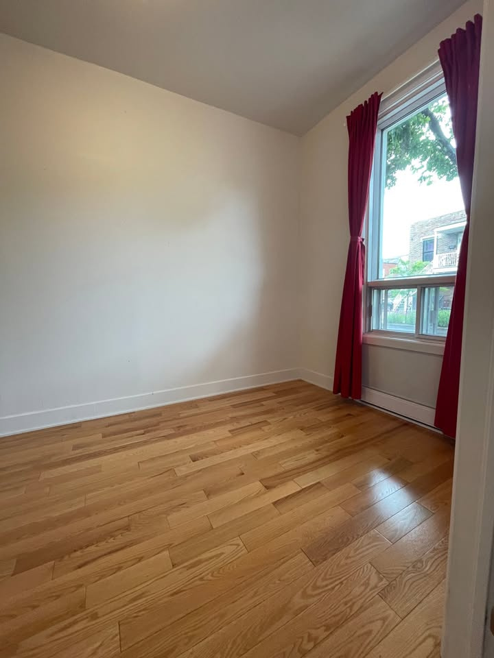 Ville-Marie - 4 1/2 Avec Parking + Cour | 2847149