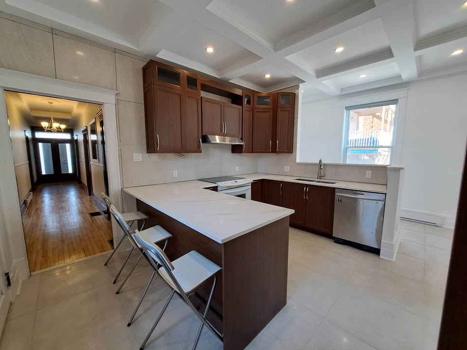 Ahuntsic - 6 1/2 Avec Cour Et Parking | 2847550