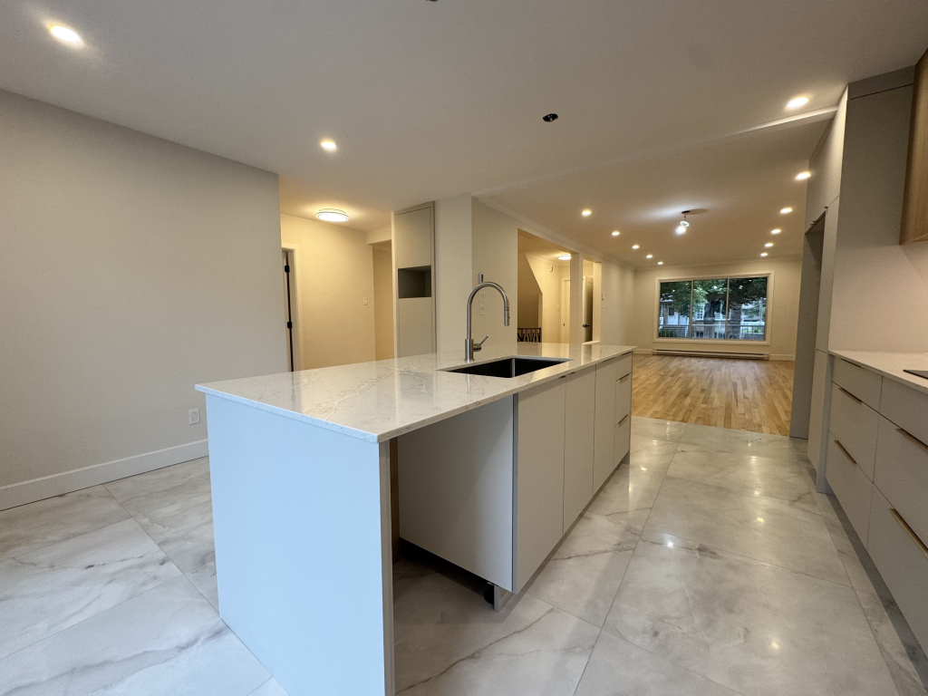 Ahuntsic - 7 1/2 Avec Garage Et Cour | 2847669