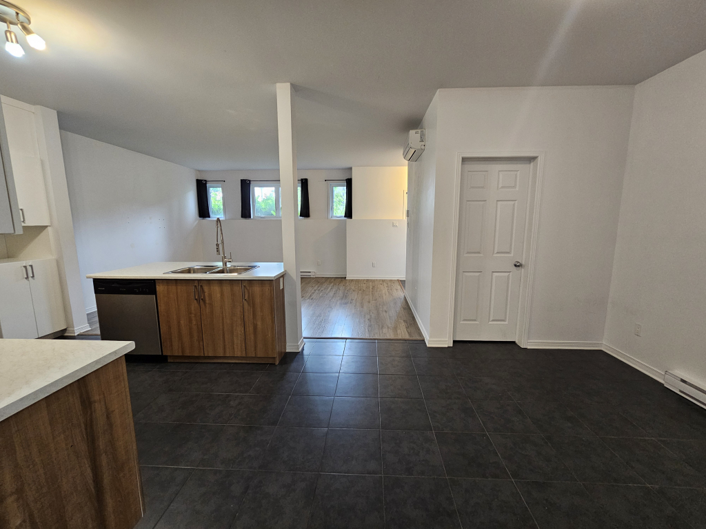 Plateau Spacieux Pour Juin, Juil Ou Aout | 2847727