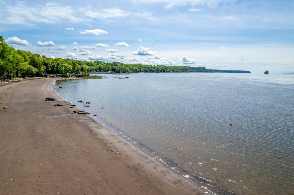 Bord Du Fleuve, Chemin Privé ,1 Voisin | 2848060