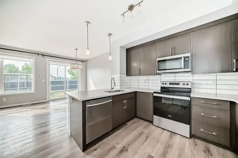 3-Bedroom, Den & 3.5-Bath  Semi-Detached Home in Fraser – Northwest | Edmonton | 2864173