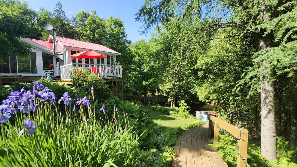 chalet à louer 120$/N si vous prenez 5 nuits en semaine St-Alexis-des-Monts. Location de vacances | 2854017