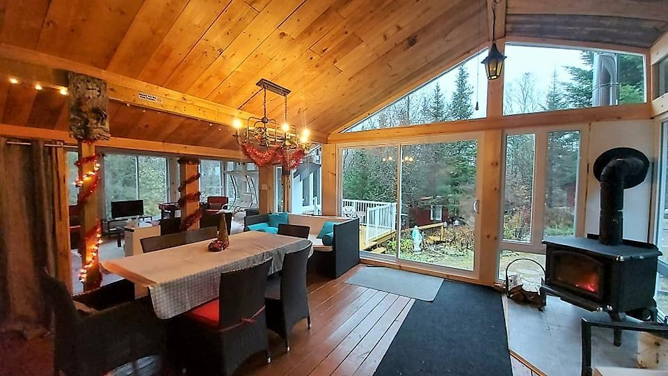 chalet à louer 120$/N si vous prenez 5 nuits en semaine St-Alexis-des-Monts. Location de vacances | 2854017