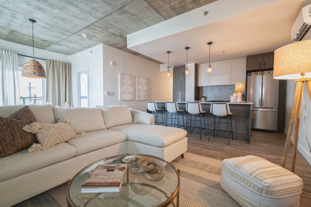Condos Avec Garage, Eau Chaude, électros | 2859597
