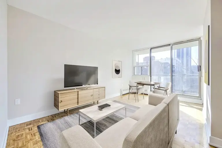 Blinkbonnie | 136 Bay Street South, Hamilton | 2860075