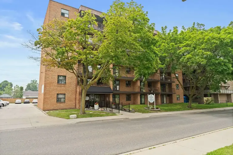 Carlsie Tower Apartments | 1071 McDougall St., Windsor | 2860652
