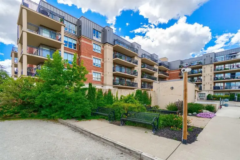 Highlands of Woodbridge Great Suite! | 85 Duke Street West, Kitchener | 2861411