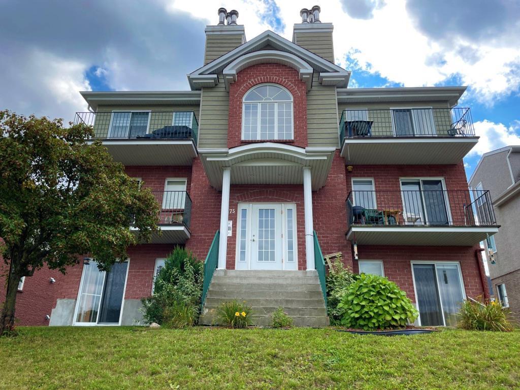 SUPERBE 4 1/2 SUR À LOUER, disponible le 1er Août, IMPECCABLE. | 2865340