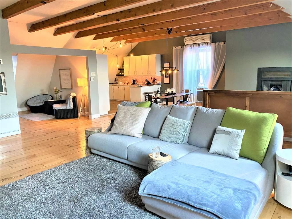 MAGNIFIQUE LOFT – VIEUX-TERREBONNE (ANCESTRALE, BOISERIE, CACHET UNIQUE) | 2865361
