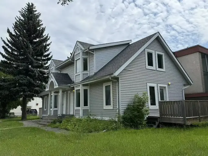 Stunning Newly Renovated Rental – 2Bed +Den / 1.5 Bath – Prime Central Location! | Edmonton | 2870557