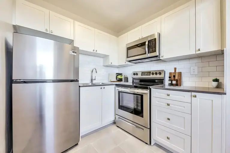 Upper Canada Court, Centre | 140 Erskine Avenue, Toronto | 2919924
