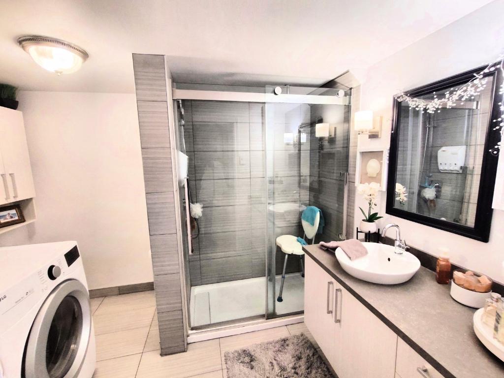 3 1/2 a louer Tranquille dans un triplex Cour Privé Table et BBQ Grande pièces ensoleiller, logement avec climatiseur mural. JUILLET a voir | 2878753