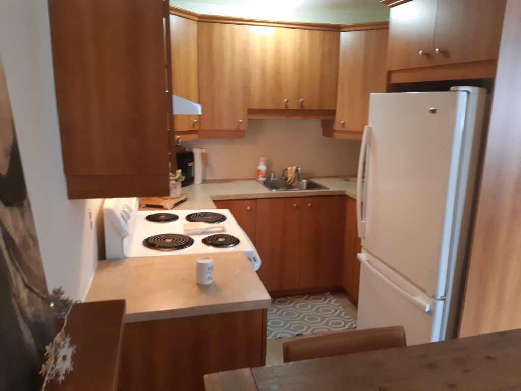 3 1/2 a louer Tranquille dans un triplex Cour Privé Table et BBQ Grande pièces ensoleiller, logement avec climatiseur mural. JUILLET a voir | 2878753