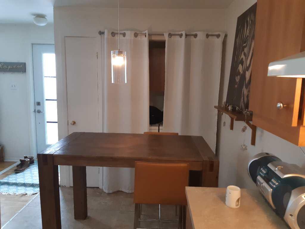 3 1/2 a louer Tranquille dans un triplex Cour Privé Table et BBQ Grande pièces ensoleiller, logement avec climatiseur mural. JUILLET a voir | 2878753