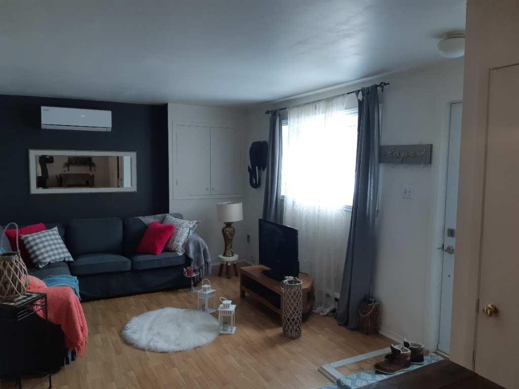 3 1/2 a louer Tranquille dans un triplex Cour Privé Table et BBQ Grande pièces ensoleiller, logement avec climatiseur mural. JUILLET a voir | 2878753