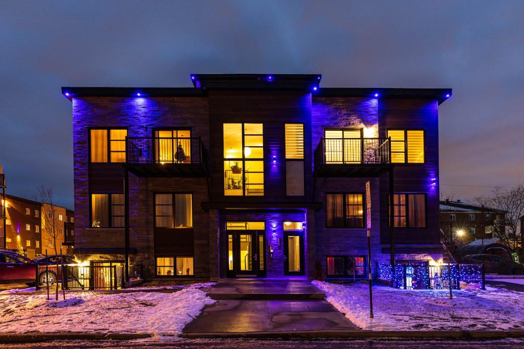 5 1/2 LUXUEUX ASCENSEUR PRIVÉ 50 ANS ET PLUS OCTOBRE 2025 VENEZ VOIR SUR PLACE.. TRES GRAND 1740 PC HAUT DE GAMME. ST HUBERT LONGUEUIL VIDÉO | 2879325