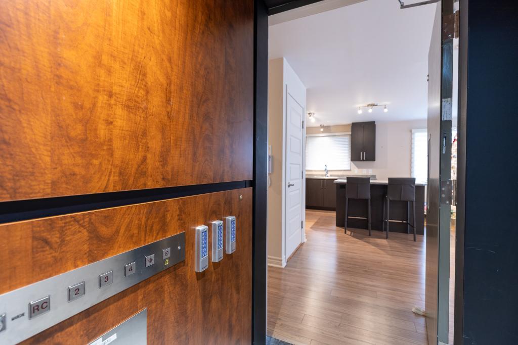 5 1/2 LUXUEUX ASCENSEUR PRIVÉ 50 ANS ET PLUS OCTOBRE 2025 VENEZ VOIR SUR PLACE.. TRES GRAND 1740 PC HAUT DE GAMME. ST HUBERT LONGUEUIL VIDÉO | 2879325