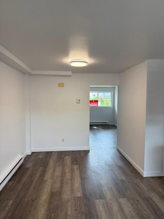 51/2 a Boisbriand dispo 1Juillet 2025 internet 2 stationnements, Loker, Thermopompe | 2881892