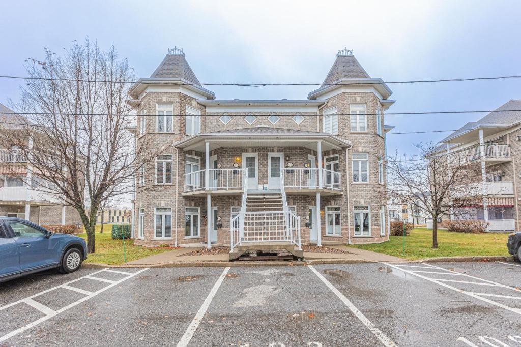 Beau grand condo 4 1/2 propre et sécuritaire avec 5 électro à louer 2 min. des ponts de Qc (Charny) | 2884660