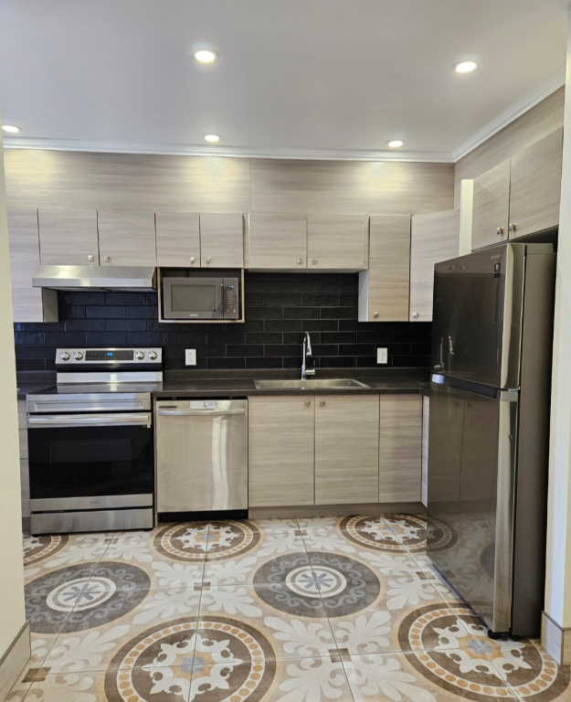 5 Minutes De Metro Acadie, 5+1/2, Renové | 2884704