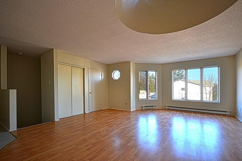 beau grand condo 2 chambres très tranquille 1300 pieds carrés | 2891403