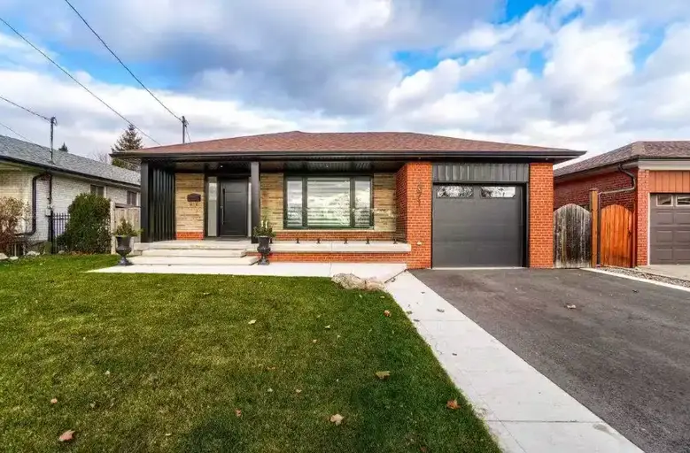 Spacious 3 Bed, 2 Bath Home for Rent in Prime Mississauga Location! | 1371 Ogden Avenue, Mississauga | 2892150