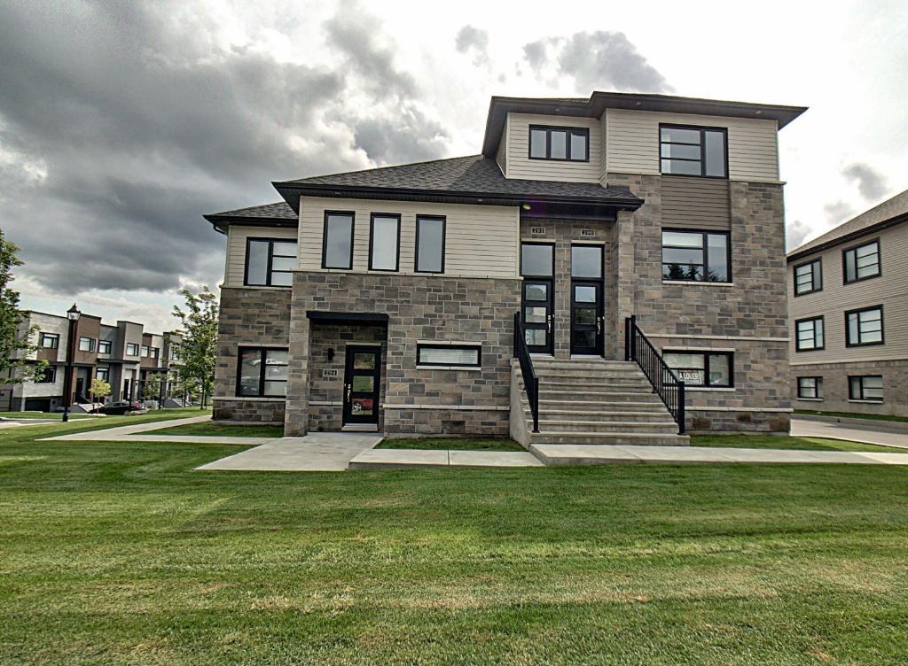 Très beau et grande maison de luxe 6 1/2 sur 2 étages 2 Garages cour privé à louer disponible 1er juillet (St-Jérôme-Lafontaine) | 2892383