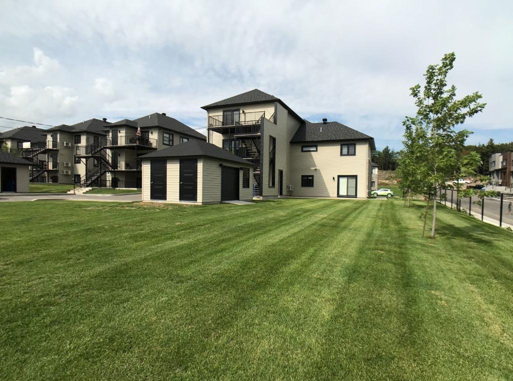 Très beau et grande maison de luxe 6 1/2 sur 2 étages 2 Garages cour privé à louer disponible 1er juillet (St-Jérôme-Lafontaine) | 2892383