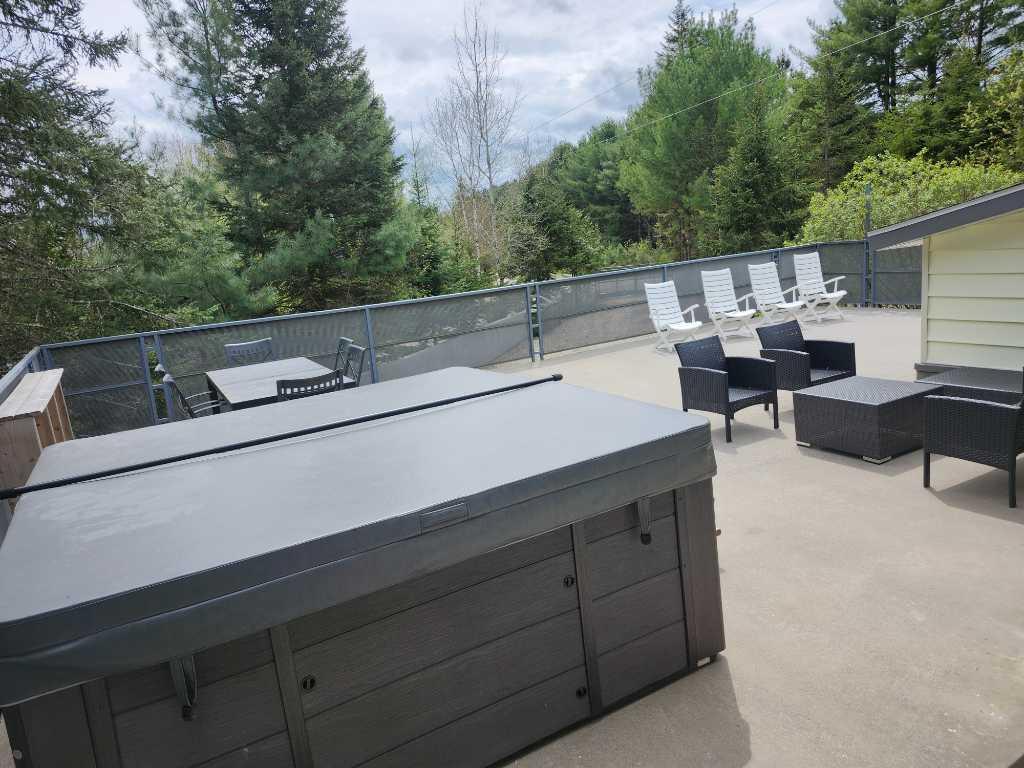 Maison chalet au bord de leau a lentree du parc du mont tremblant | 2892395
