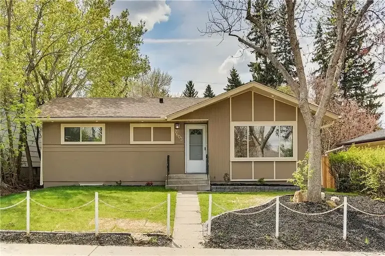 Completely Renovated 2 Bedroom Bungalow with Oversized Garage | 7603 Fairmount Drive Southeast, Calgary | 2896686
