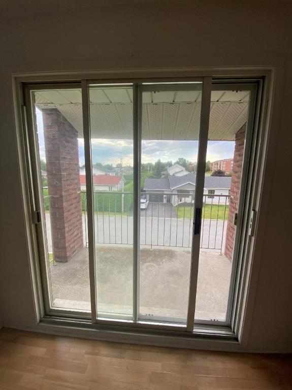 GRAND ET LUMINEUX 3.5 DISPONIBLE 1er AOUT 2025 | 2895164