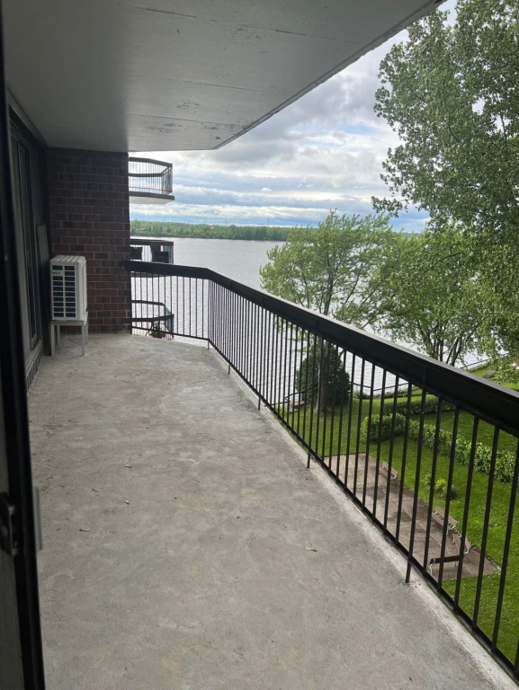 Condo 2 Chambres, Piscine, Garage | 2895285