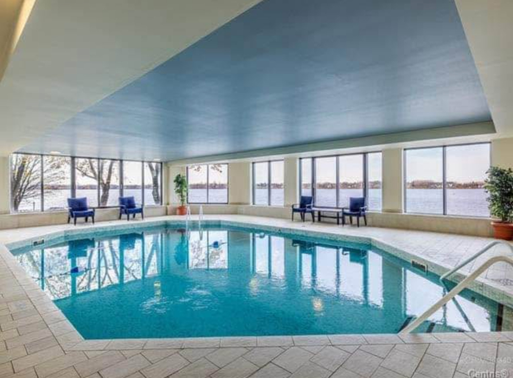 Condo 2 Chambres, Piscine, Garage | 2895285