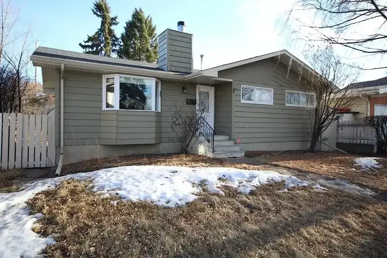 Brentwood Full House, Basement finished and large single Garage | Calgary | 2895395