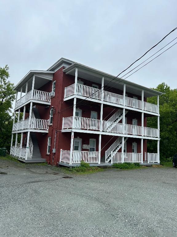 À louer – Grand 4 ½ rénové et lumineux à Sherbrooke | 2895440