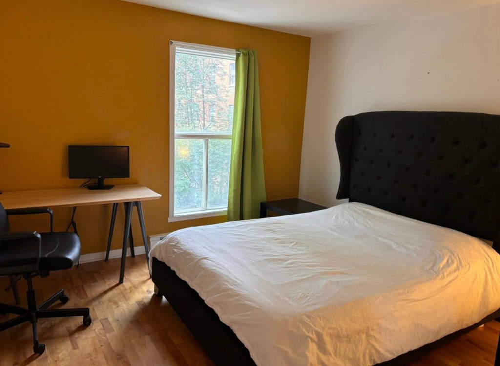Beautiful 2 Bdrm Condo In The Old Port | 2895496