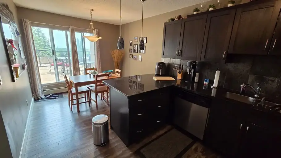 2 bedroom 2 bath condo | 7 - 207 Village Terrace Southwest, Calgary | 2895550
