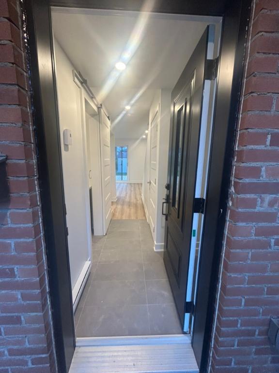 🏡 Superbe Semi-Détaché à Louer – Entièrement Rénové | 3 Chambres | St-Eustache 📍 290 rue Théorêt, St-Eustache 💰 2150 $ / mois | 2895792