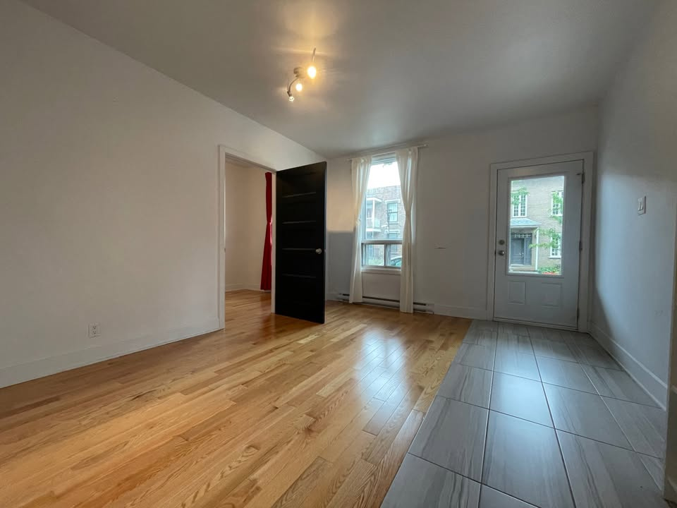 Ville-Marie - 4 1/2 Avec Parking + Cour | 2897287