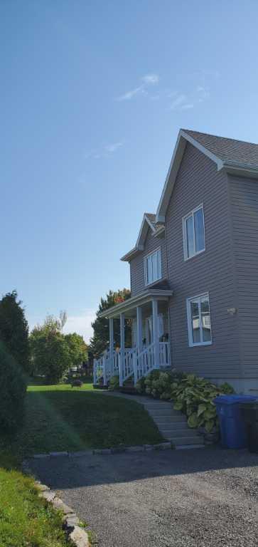 Grand Duplex 2 chambres+terrain+Balcon+Cabanon+2 Stationnements inclus. 20 min du centre ville de Québec | 2897745