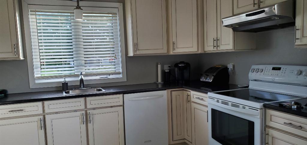 Grand Duplex 2 chambres+terrain+Balcon+Cabanon+2 Stationnements inclus. 20 min du centre ville de Québec | 2897745